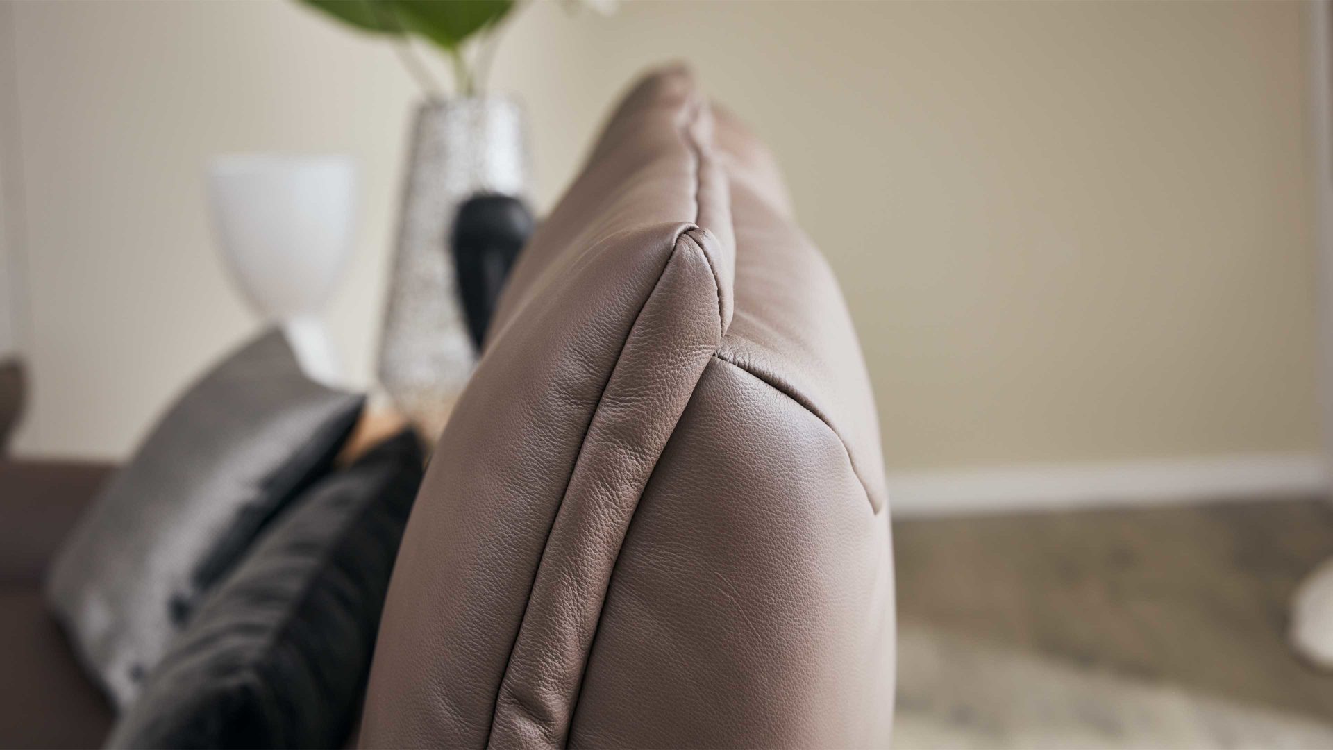 Dreisitzer comfortmaster besser sitzen, liegen, leben aus Leder in Dunkelbraun Comfortmaster 4161 - Dreisitzer 82 Q mit Funktionen schokofarbenes LongLife-Leder LG24 – Breite ca. 206 cm