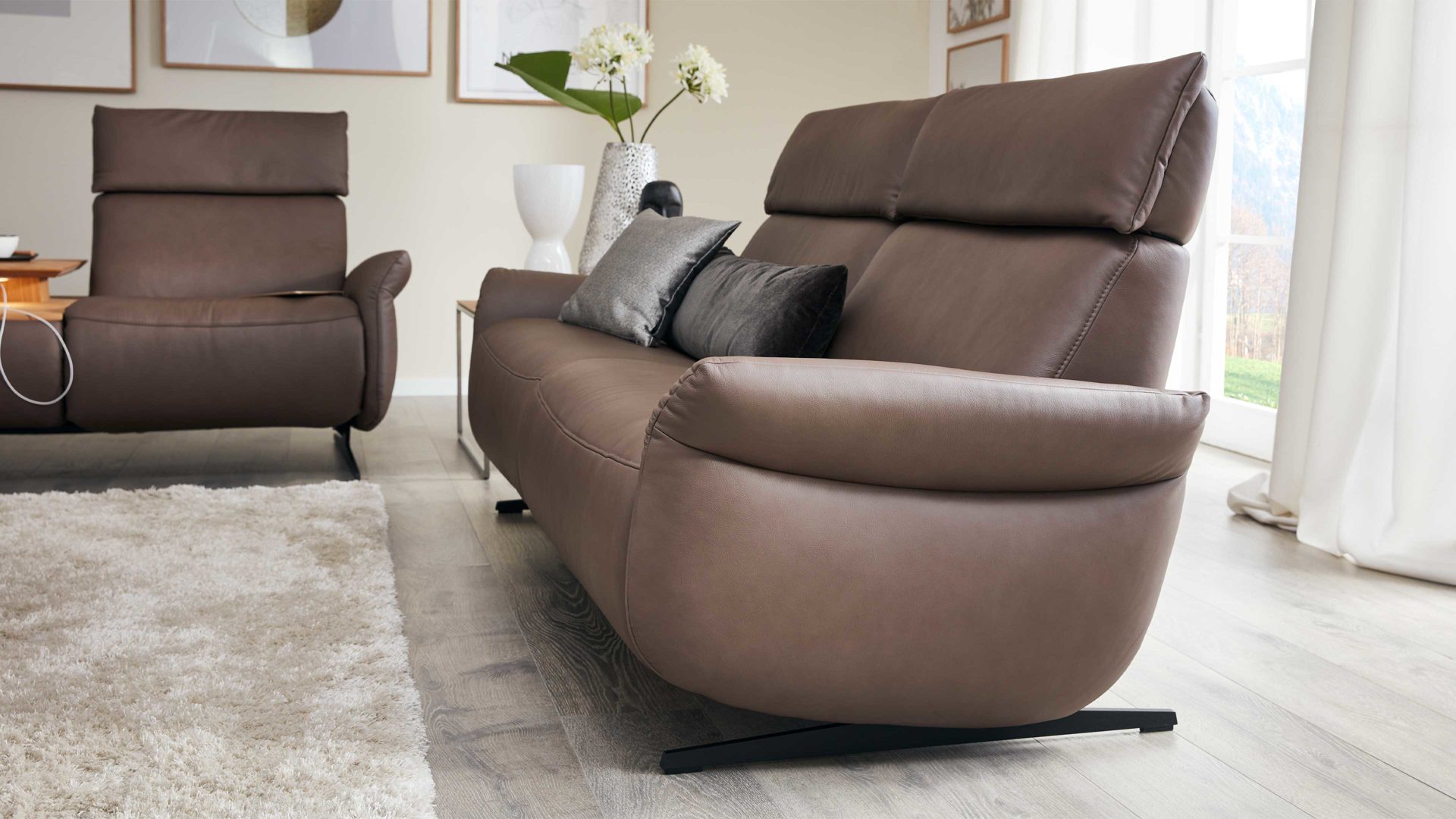 Dreisitzer comfortmaster besser sitzen, liegen, leben aus Leder in Dunkelbraun Comfortmaster 4161 - Dreisitzer 82 Q mit Funktionen schokofarbenes LongLife-Leder LG24 – Breite ca. 206 cm