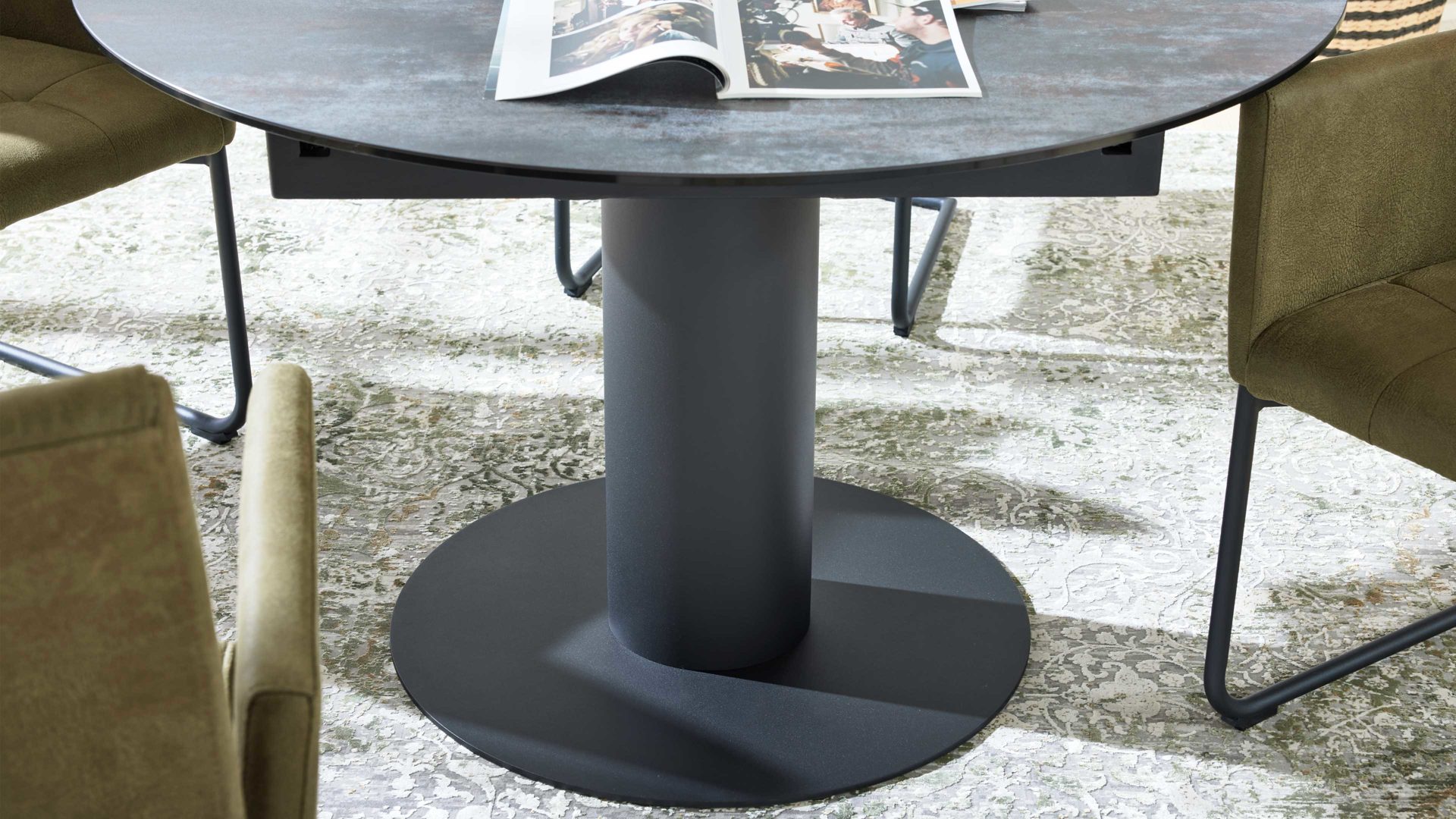 Auszugtisch Interliving aus Keramik in Dunkelgrau Interliving Esszimmer Serie 5104 – Auszugtisch dunkelgraue Tischplatte Industrial & schwarzes Metallgestell – Durchmesser ca. 120-180 cm