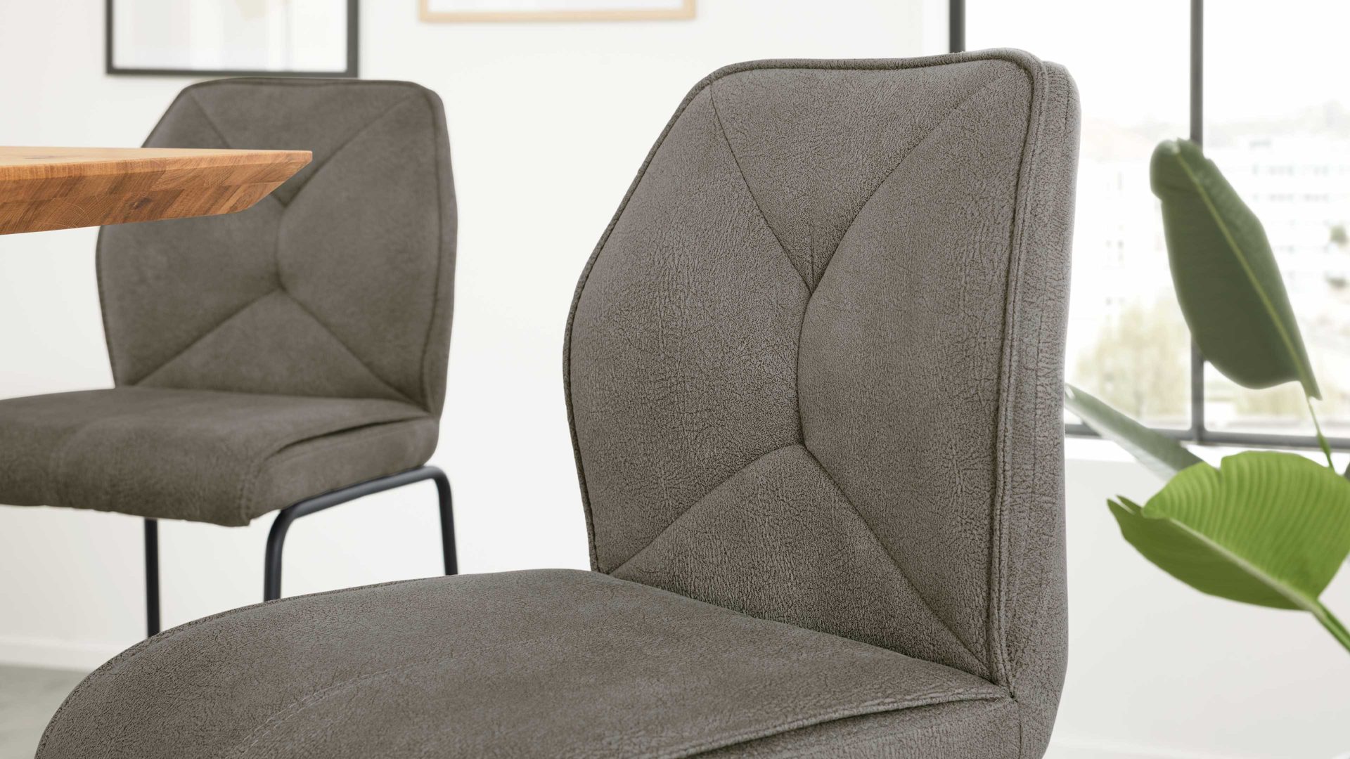 Barstuhl Interliving aus Kunstfaser in Dunkelgrau Interliving Esszimmer Serie 5104 – Barstuhl BL57 dunkelgraue Mikrofaser Onyx & mattschwarzes Vierkantrohr