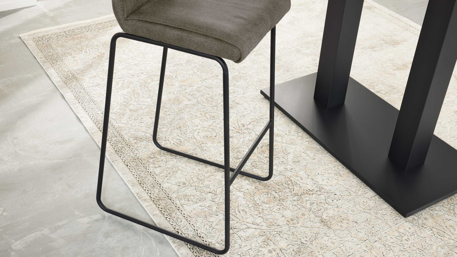 Barstuhl Interliving aus Kunstfaser in Dunkelgrau Interliving Esszimmer Serie 5104 – Barstuhl dunkelgraue Mikrofaser Onyx & mattschwarzes Rundrohr