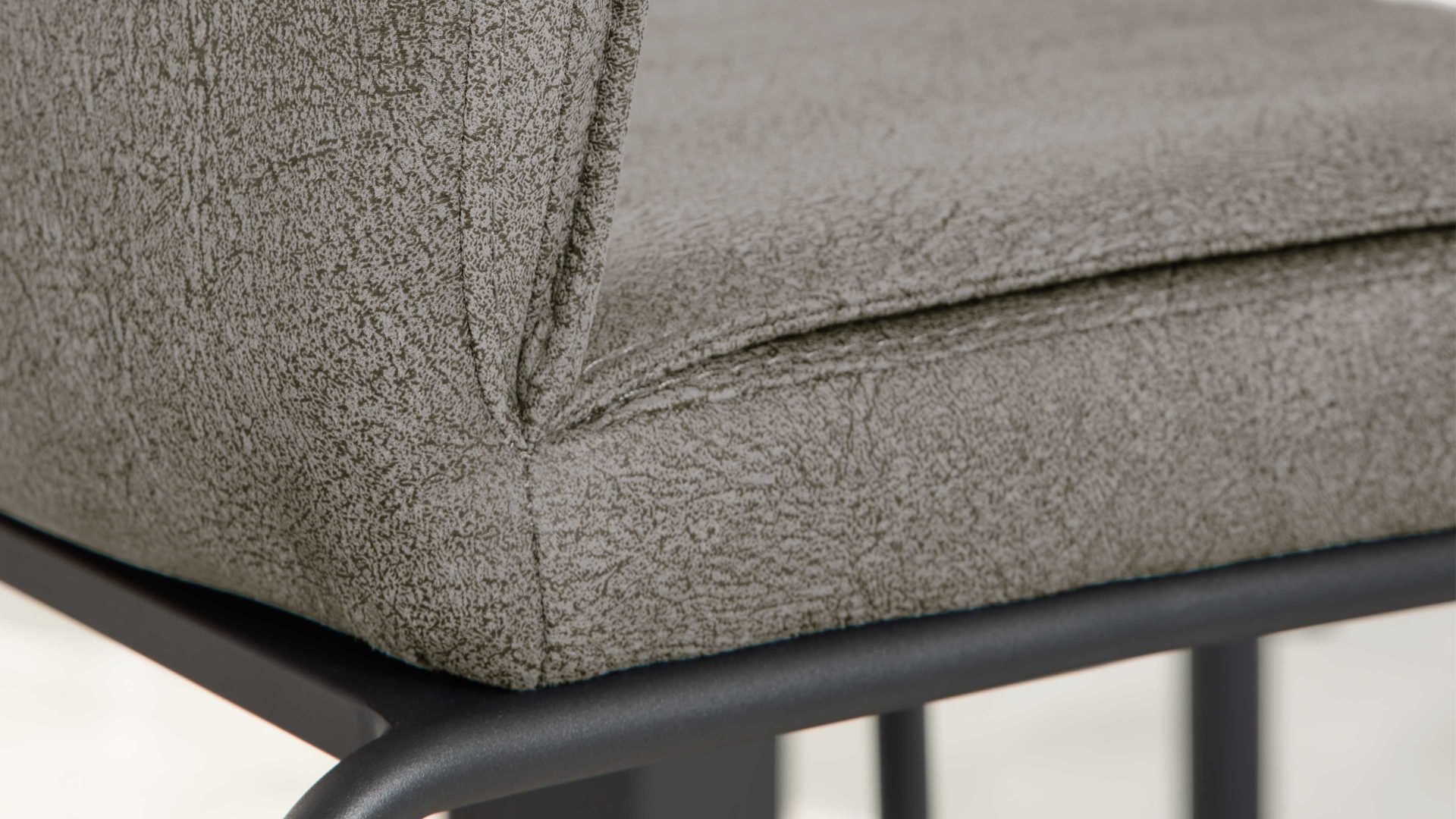 Barstuhl Interliving aus Kunstfaser in Dunkelgrau Interliving Esszimmer Serie 5104 – Barstuhl BL61 dunkelgraue Mikrofaser Onyx & mattschwarzes Rundrohr