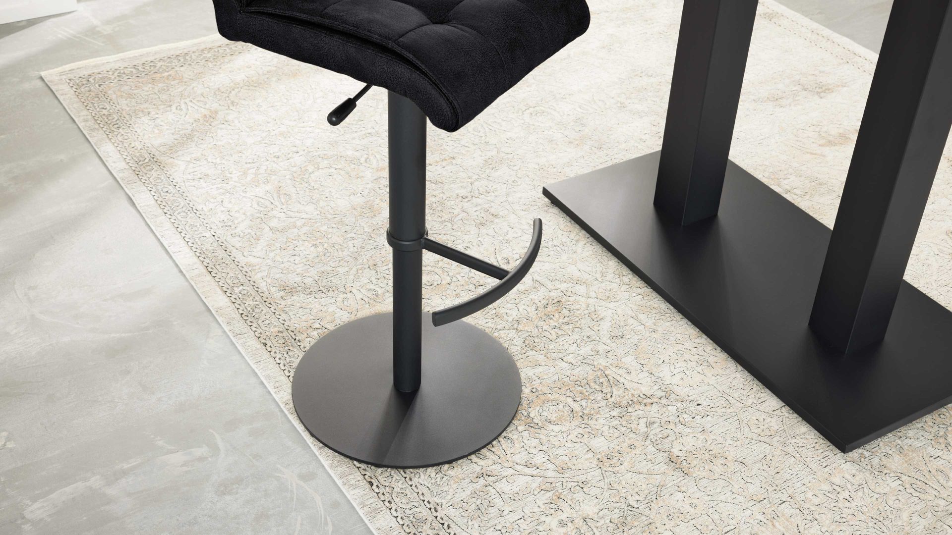 Barstuhl Interliving aus Kunstfaser in Schwarz Interliving Esszimmer Serie 5104 – Barstuhl mit Drehfunktion carbonschwarze Mikrofaser Night & mattschwarzer Tellerfuß