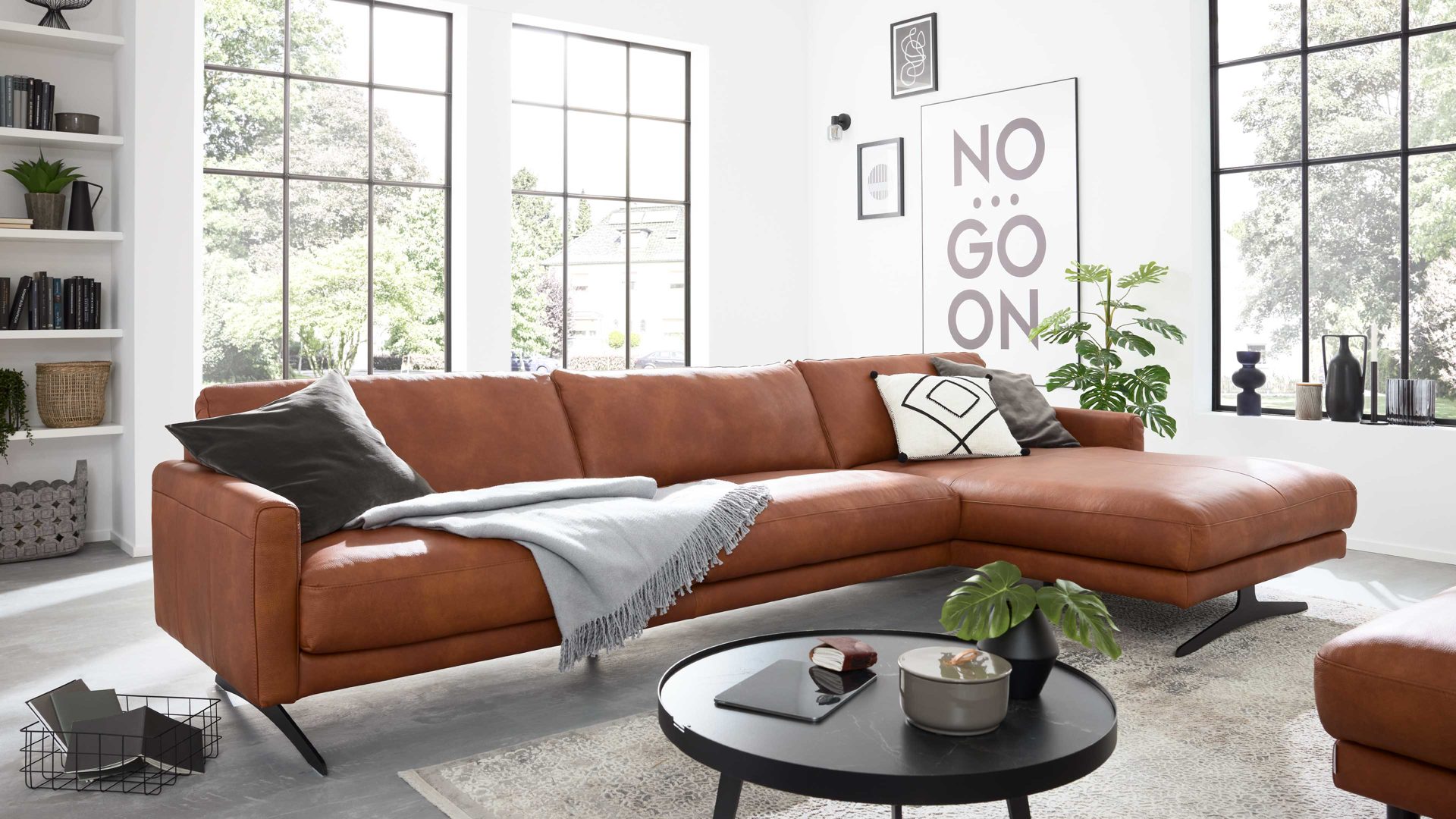 Ecksofa Interliving aus Leder in Orange Interliving Sofa Serie 4004 - Ecksofa cognacfarbenes LongLife-Leder Z75-50 - Stellfläche ca. 300 x 170 cm