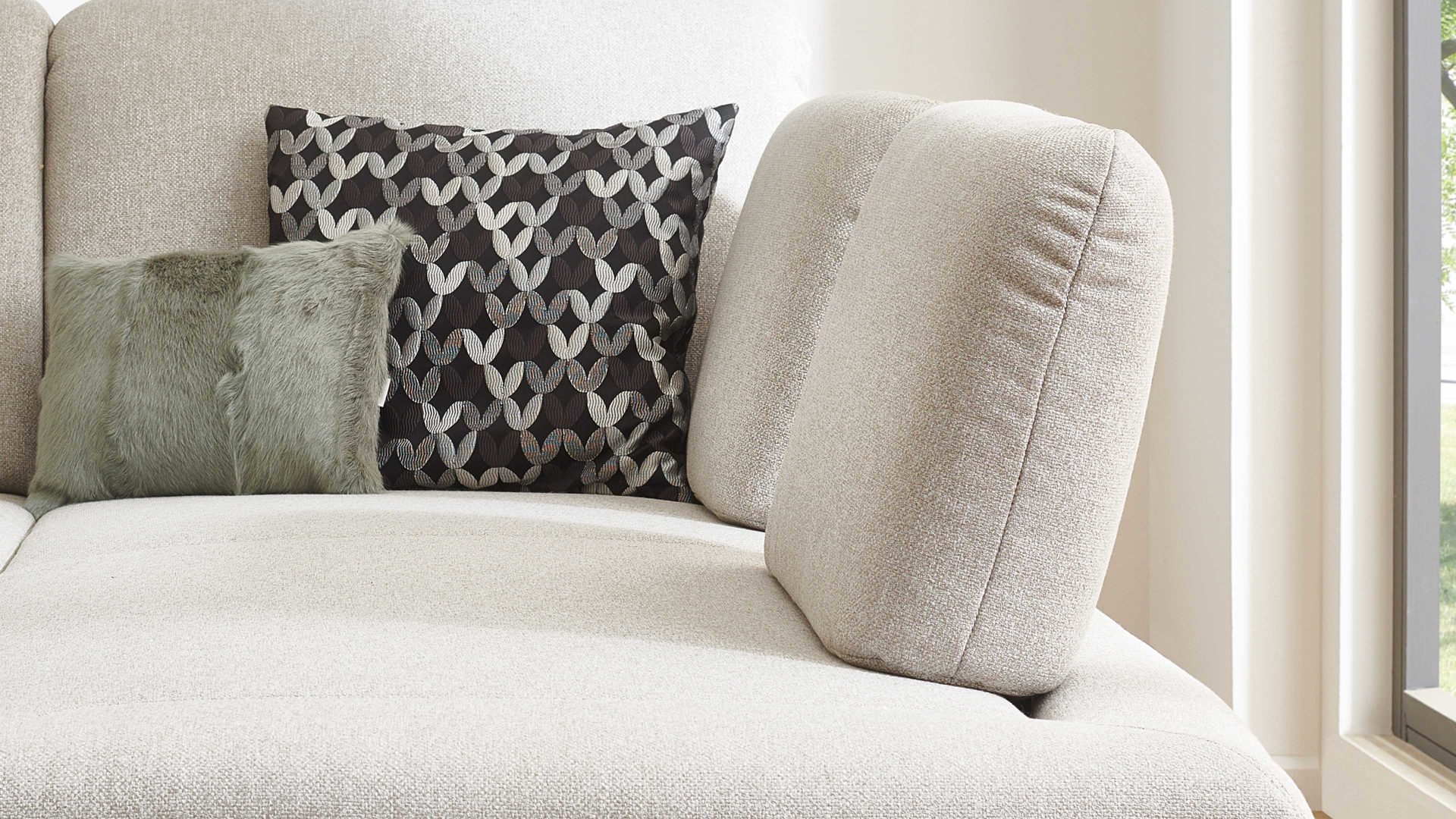 Einzelkissen Dietsch. aus Stoff in Hellgrau Polsterprogramm Tiamo Plus - Steckrücken silberfarbener Stoffbezug