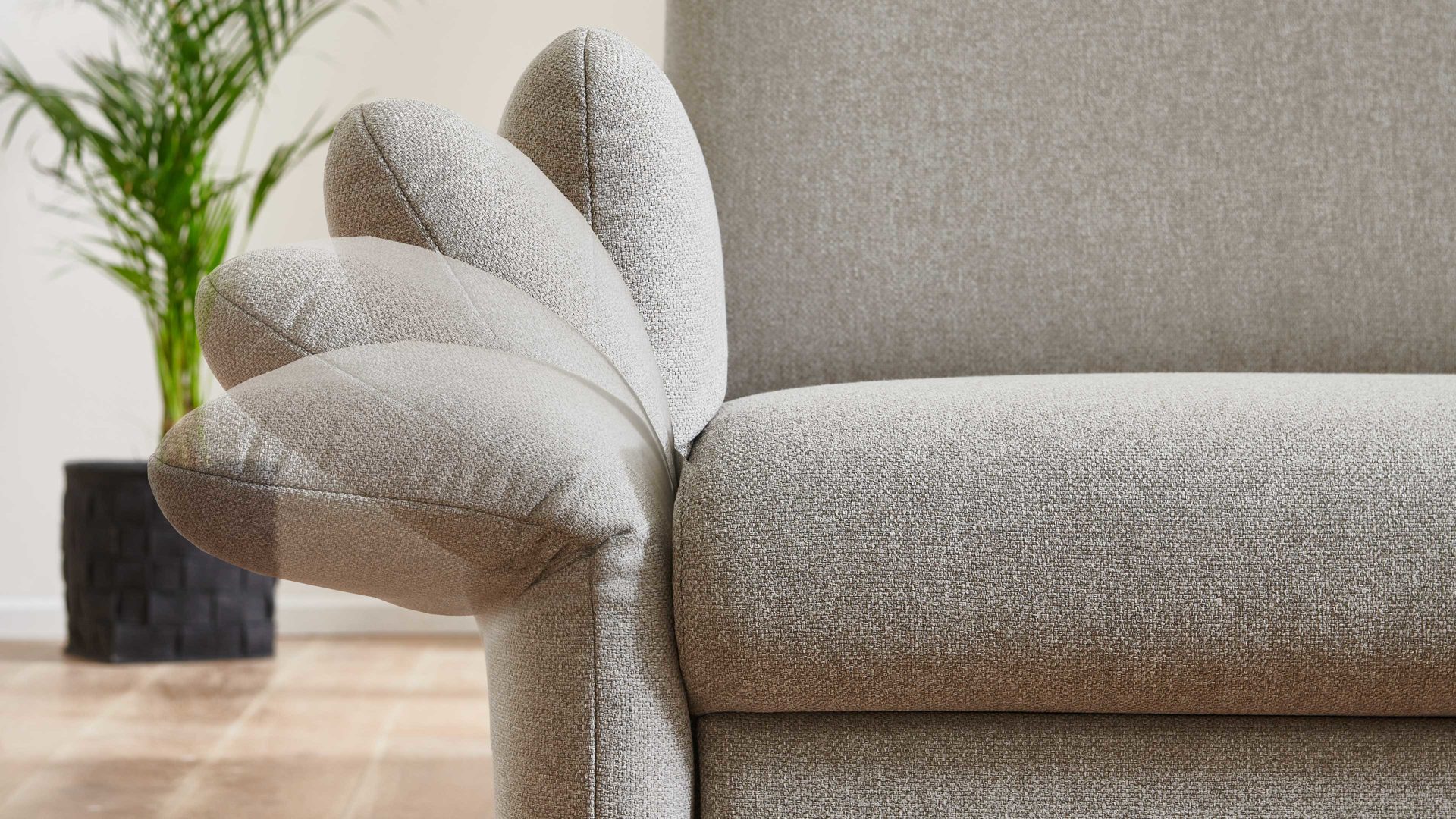 Ecksofa Dietsch. aus Stoff in Hellgrau Polsterprogramm Tiamo Plus - Ecksofa mit Extras silberfarbener Bezug Chrono & Metallfüße 4.28 - Stellfläche ca. 270 x 210 cm