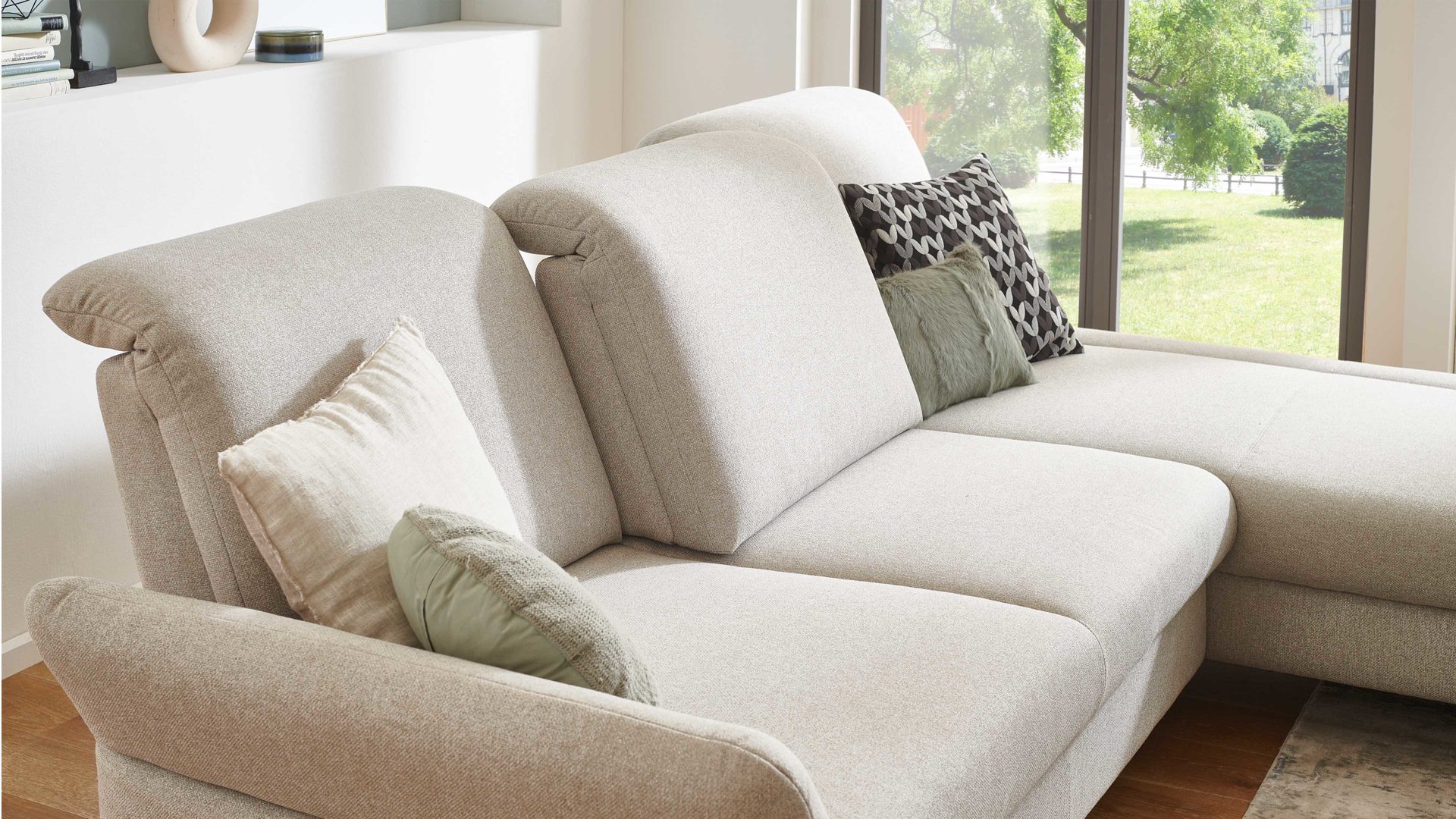 Ecksofa Dietsch. aus Stoff in Hellgrau Polsterprogramm Tiamo Plus - Ecksofa mit Extras silberfarbener Bezug Chrono & Metallfüße 4.28 - Stellfläche ca. 270 x 210 cm