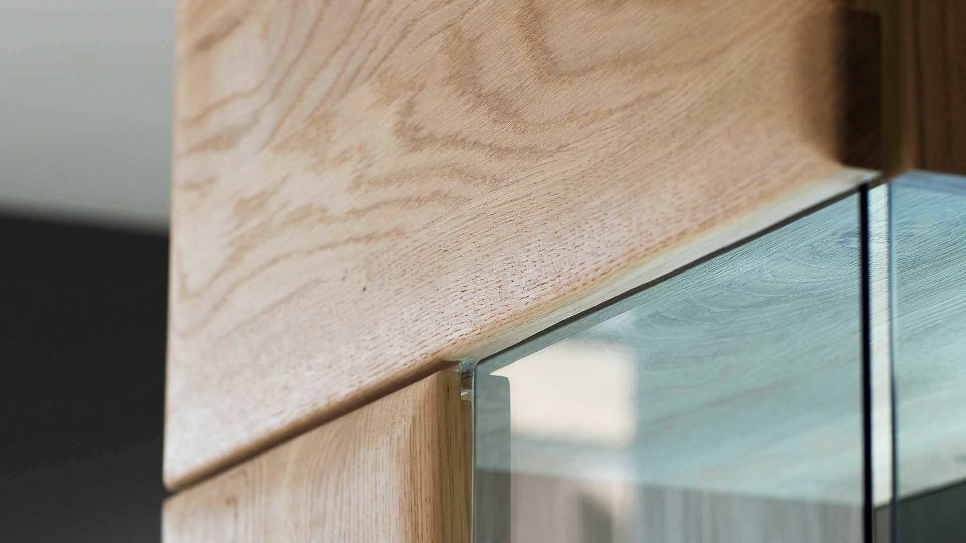 Vitrine Mca furniture aus Holz in Holzfarben Wohnprogramm Bologna - Kombi-Vitrinenschrank biancofarbenes Eichenholz & Hirnholz – zwei Türen