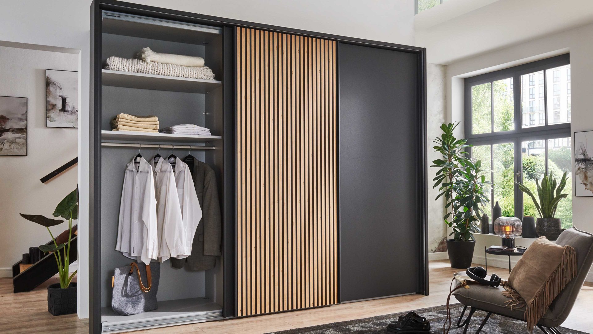 Kleiderschrank Wiemann | oeseder aus Holz in Dunkelgrau WIEMANN Schlafzimmerserie Denver - Schwebetürenschrank Graphit & Eiche Bianco - drei Türen, Breite ca. 300 cm