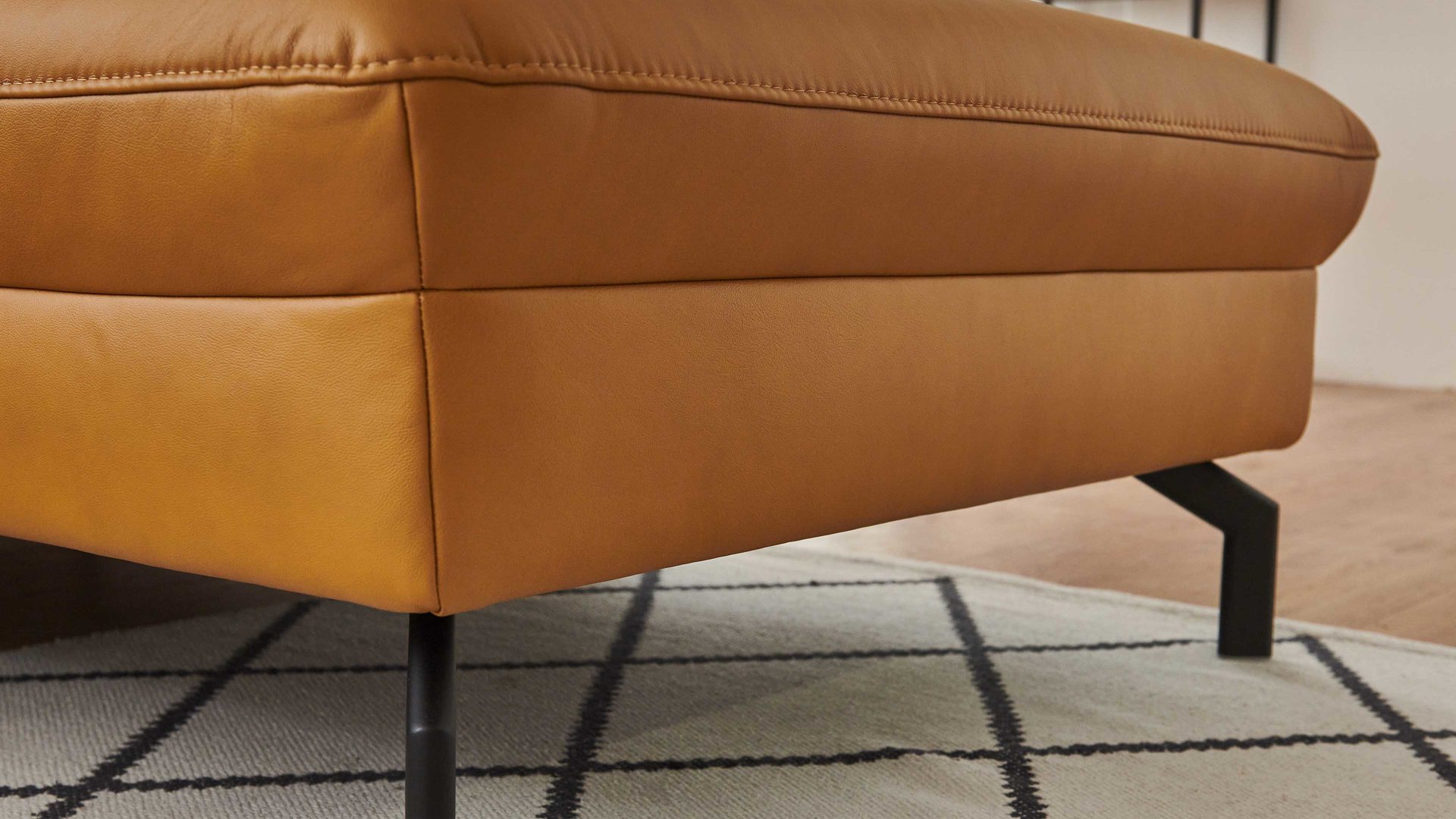 Polsterhocker modulmaster aus Leder in Orange Modulmaster MM-PN1126 - XXL-Hocker kurkumafarbenes Leder Torro & schwarze Metallfüße - ca. 127 x 65 cm