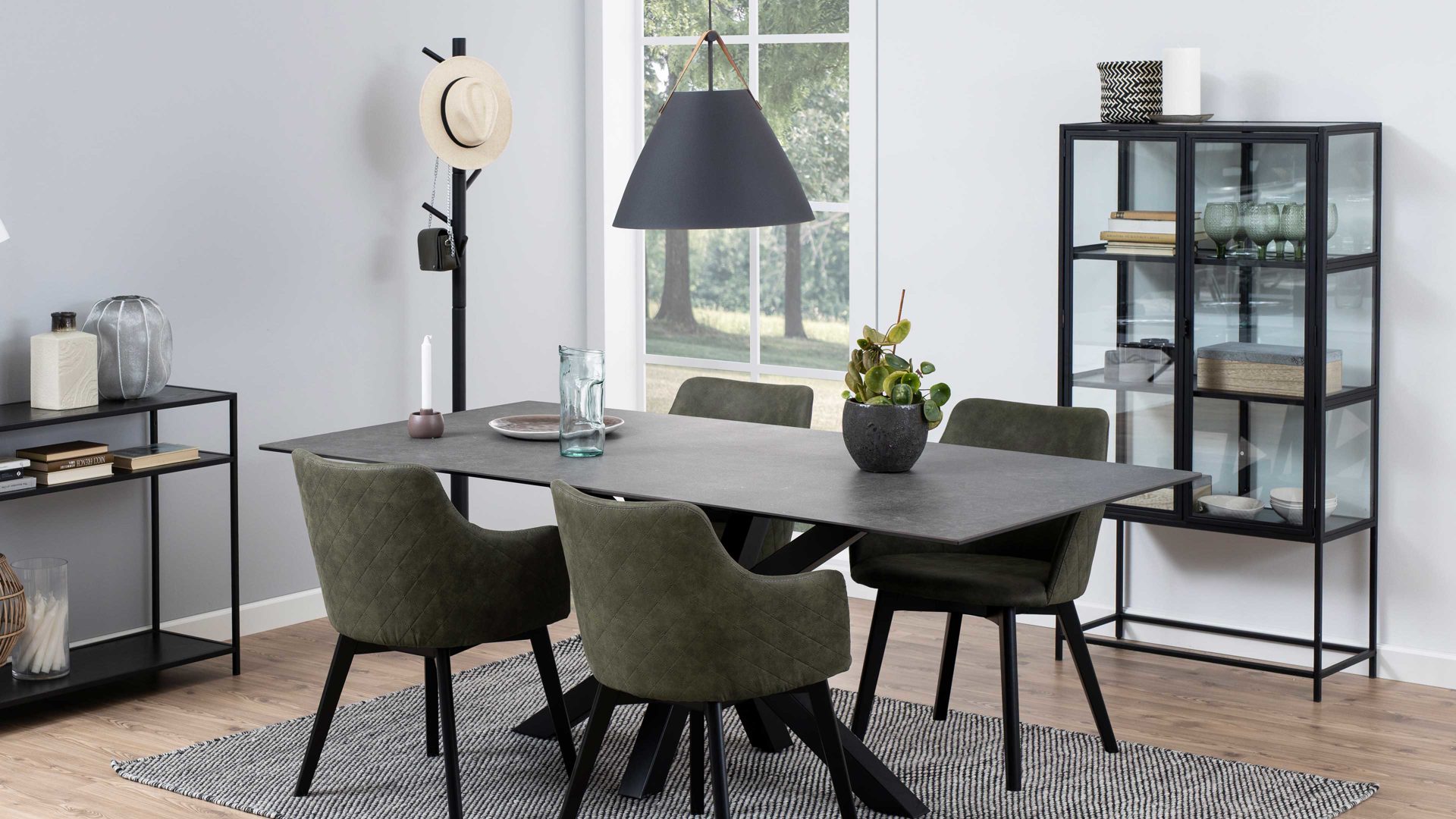 Vitrine Actona group aus Glas in Schwarz Vitrine Seaford im Industrielook Glas, Holz & Metall – zwei Türen, Breite ca. 77 cm