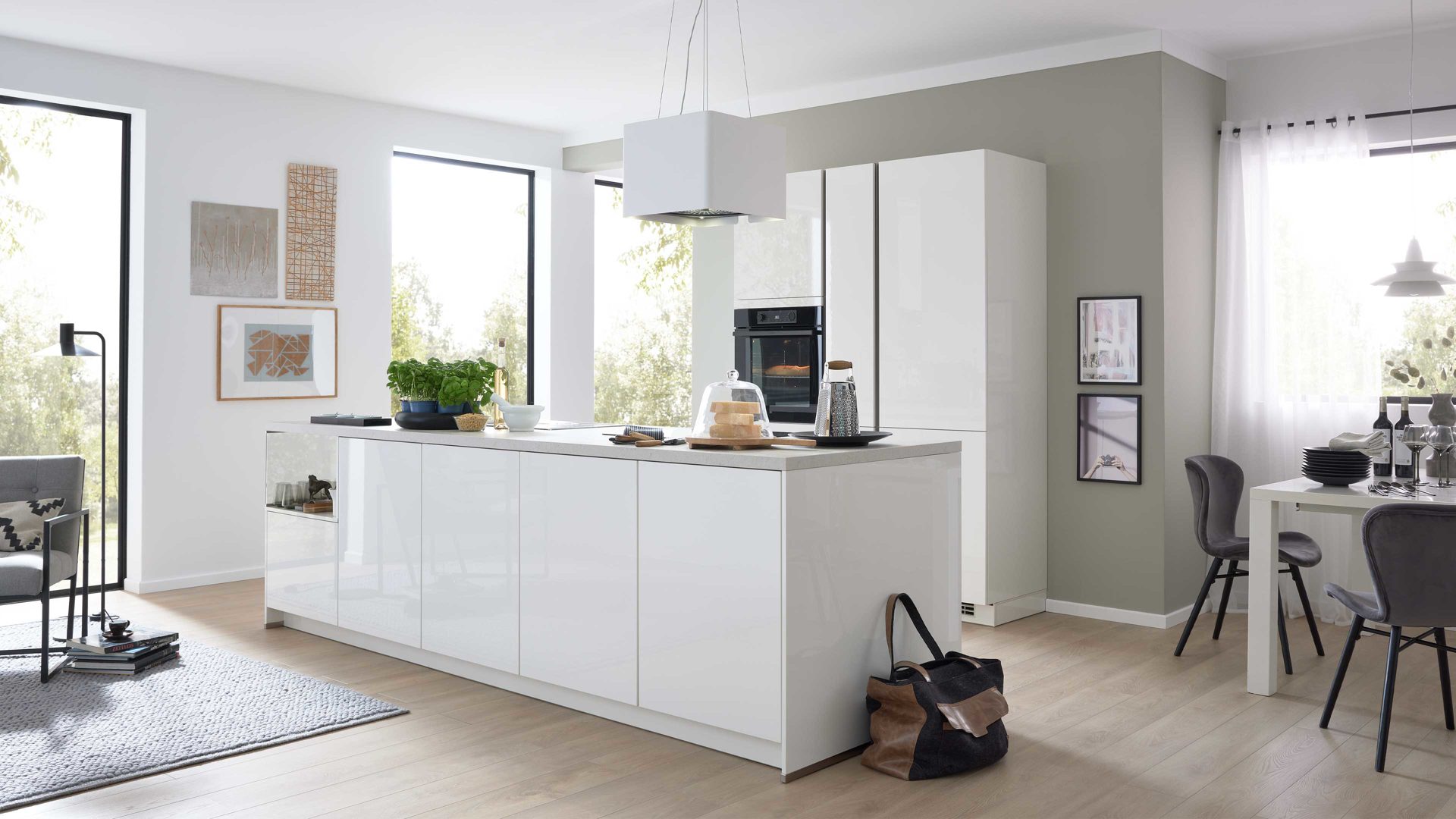 Einbauküche culineo® aus Holz in Weiß Culineo® Einbauküche C648 mit AEG Einbaugeräten Hochglanz Weiß - zweizeilig