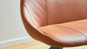 Polsterbank Interliving aus Leder in Hellbraun Interliving Esszimmer Serie 5115 - Polsterbank mit Lederbezug sattelfarbenes Leder LD2015 & anthrazitfarbenes Metall - Länge ca. 215 cm