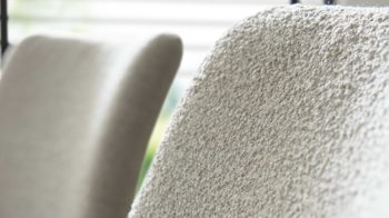 Vierfußstuhl Interliving aus Stoff in Weiß Interliving Esszimmer Serie 5115 - Vierfußstuhl Vive Four V12 naturweißer Bezug Alpine 01 & anthrazitfarbenes Metall