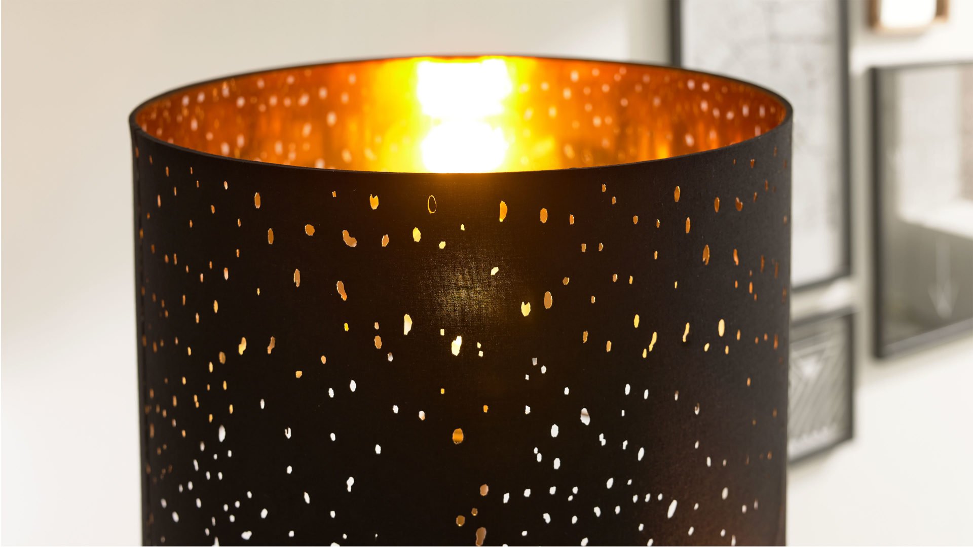 Stehleuchte Interliving aus Stoff in Schwarz Interliving Leuchten Serie 9343 - Stehleuchte Schwarz & Gold – Höhe ca. 175 cm