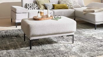 Polsterhocker Interliving aus Stoff in Hellgrau Interliving Sofa Serie 4251 – Polsterhocker platinfarbener Stoffbezug Vaneo 7 & Metallfüße 4.26 – ca. 95 x 65 cm