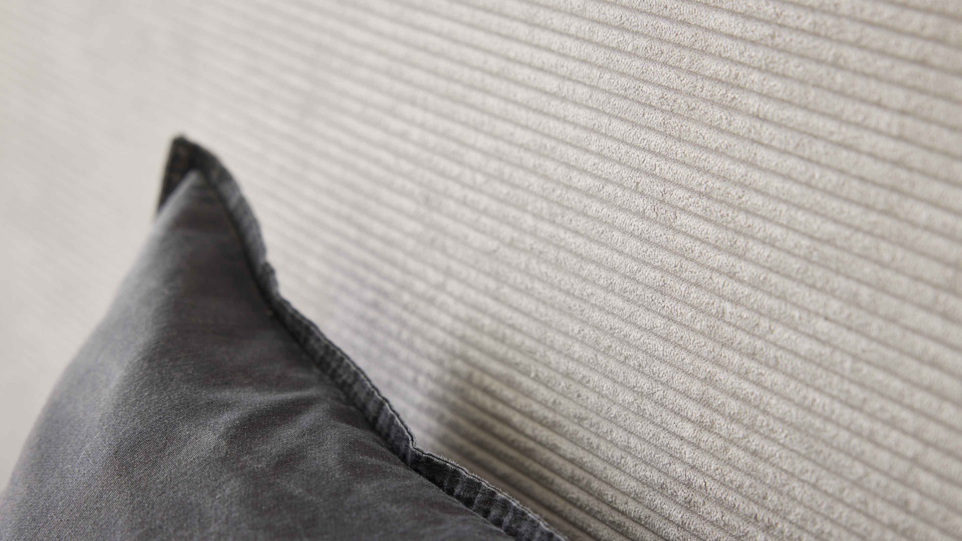 Bettgestell Interliving aus Stoff in Hellgrau Interliving Polsterbett Serie 1417 - Polsterbettgestell silberfarbener Feincord & schwarze Metallfüße 284 - Liegefläche ca. 180 x 200 cm