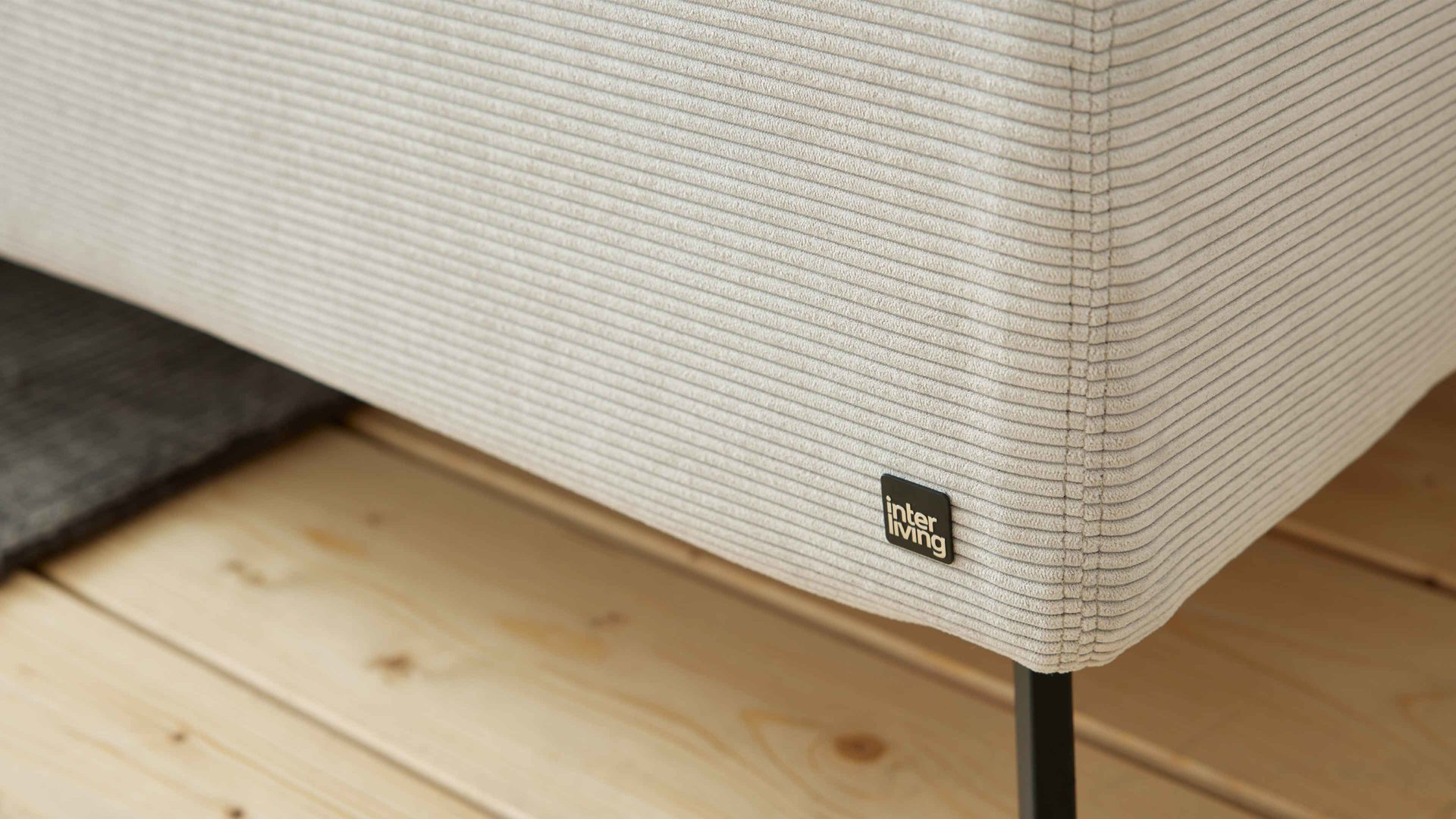 Bettgestell Interliving aus Stoff in Hellgrau Interliving Polsterbett Serie 1417 - Polsterbettgestell silberfarbener Feincord & schwarze Metallfüße 284 - Liegefläche ca. 180 x 200 cm