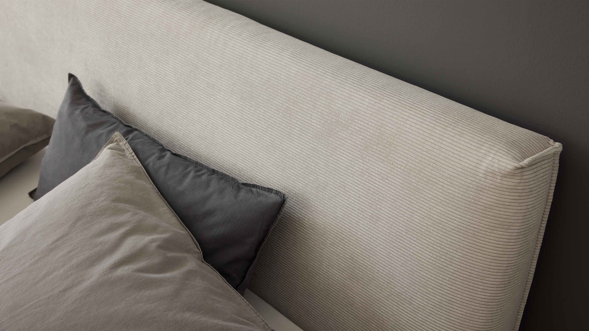 Bettgestell Interliving aus Stoff in Hellgrau Interliving Polsterbett Serie 1417 - Polsterbettgestell silberfarbener Feincord & schwarze Metallfüße 284 - Liegefläche ca. 180 x 200 cm