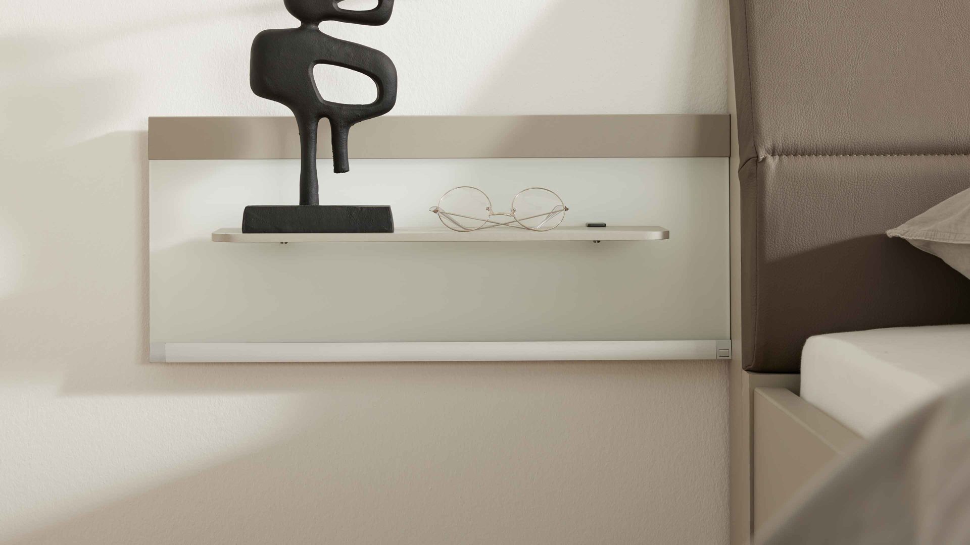 Paneel Interliving aus Holz in Weiß Interliving Schlafzimmer Serie 1032 – beleuchtetes Paneel-Set Weiß & Kieselgrau - zweiteilig