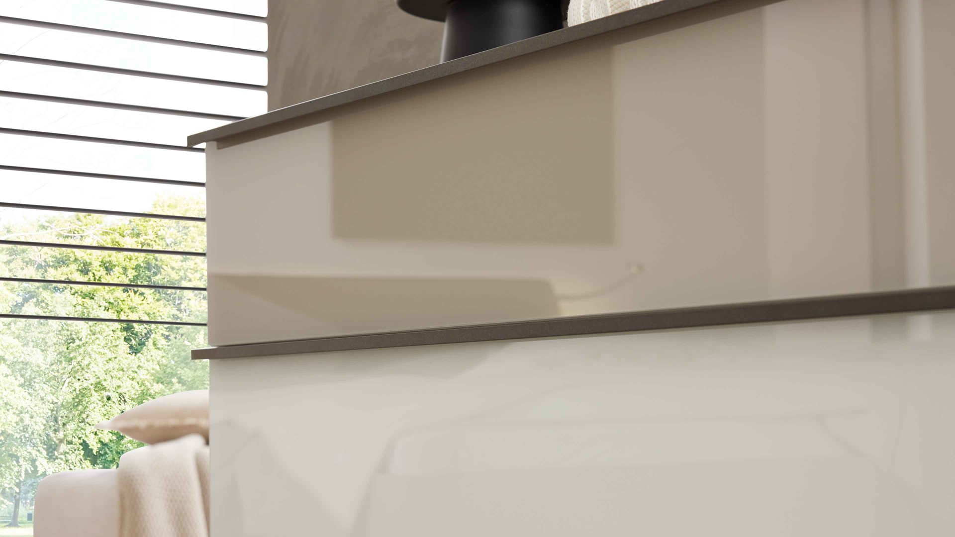 Schubladenkommode Interliving aus Holz in Hellgrau Interliving Schlafzimmer Serie 1032 – Schubladenkommode Kieselgrau & Weiß - vier Schubladen, Breite ca. 149 cm