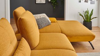 Ecksofa KAWOO aus Stoff in Gelb KAWOO Polsterprogramm Dover Plus - Ecksofa senffarbener Bezug Portofino & goldfarbene Maschenware Riviera - Stellfläche ca. 301 x 191 cm