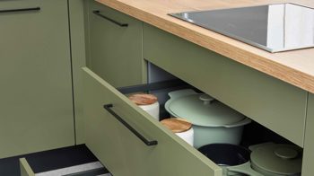 Einbauküche Interliving aus Holz in Grün Interliving Küche Serie 3065 mit SIEMENS-Einbaugeräten Olive & Eiche Ventura – Stellfläche ca. 350 x 278 cm