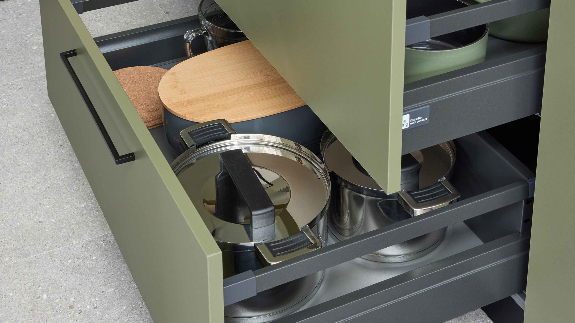 Einbauküche Interliving aus Holz in Grün Interliving Küche Serie 3065 mit SIEMENS-Einbaugeräten Olive & Eiche Ventura – Stellfläche ca. 350 x 278 cm