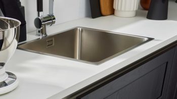 Einbauküche Interliving aus Holz in Schwarz Interliving Küche Serie 3067 mit AEG Einbaugeräten schwarze Esche – zweizeilig