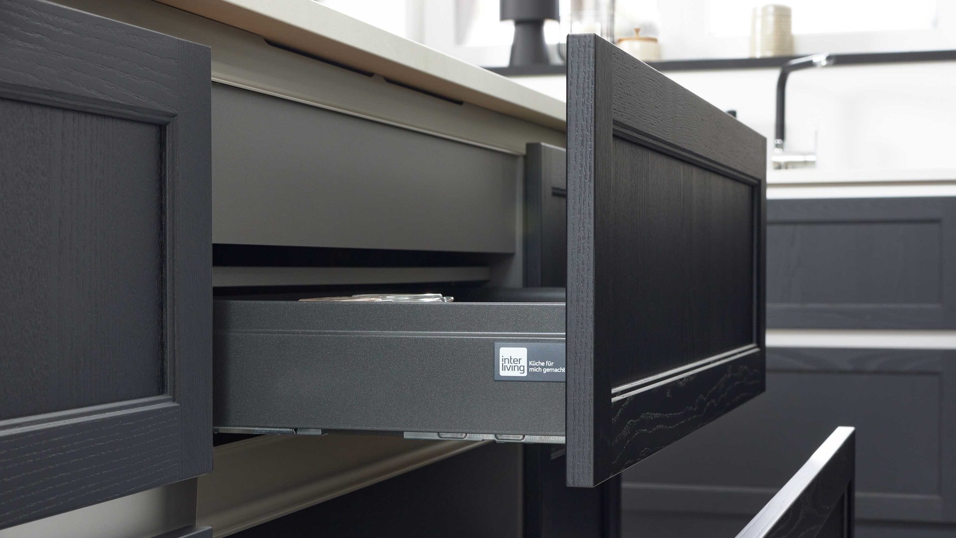 Einbauküche Interliving aus Holz in Schwarz Interliving Küche Serie 3067 mit AEG Einbaugeräten schwarze Esche – zweizeilig