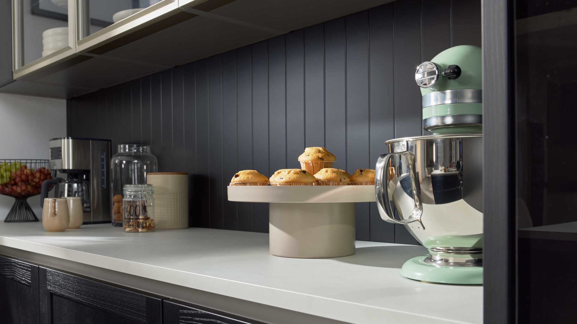 Einbauküche Interliving aus Holz in Schwarz Interliving Küche Serie 3067 mit AEG Einbaugeräten schwarze Esche – zweizeilig