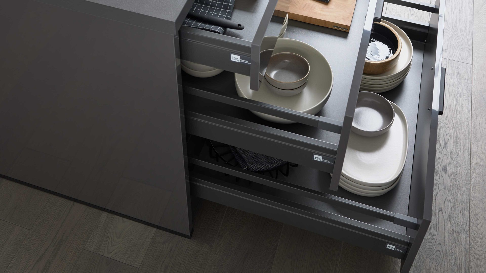 Einbauküche Interliving aus Holz in Dunkelgrau Interliving Küche Serie 3068 mit privileg-Einbaugeräten Graphit Hochglanz – Stellfläche ca. 360 x 365 cm