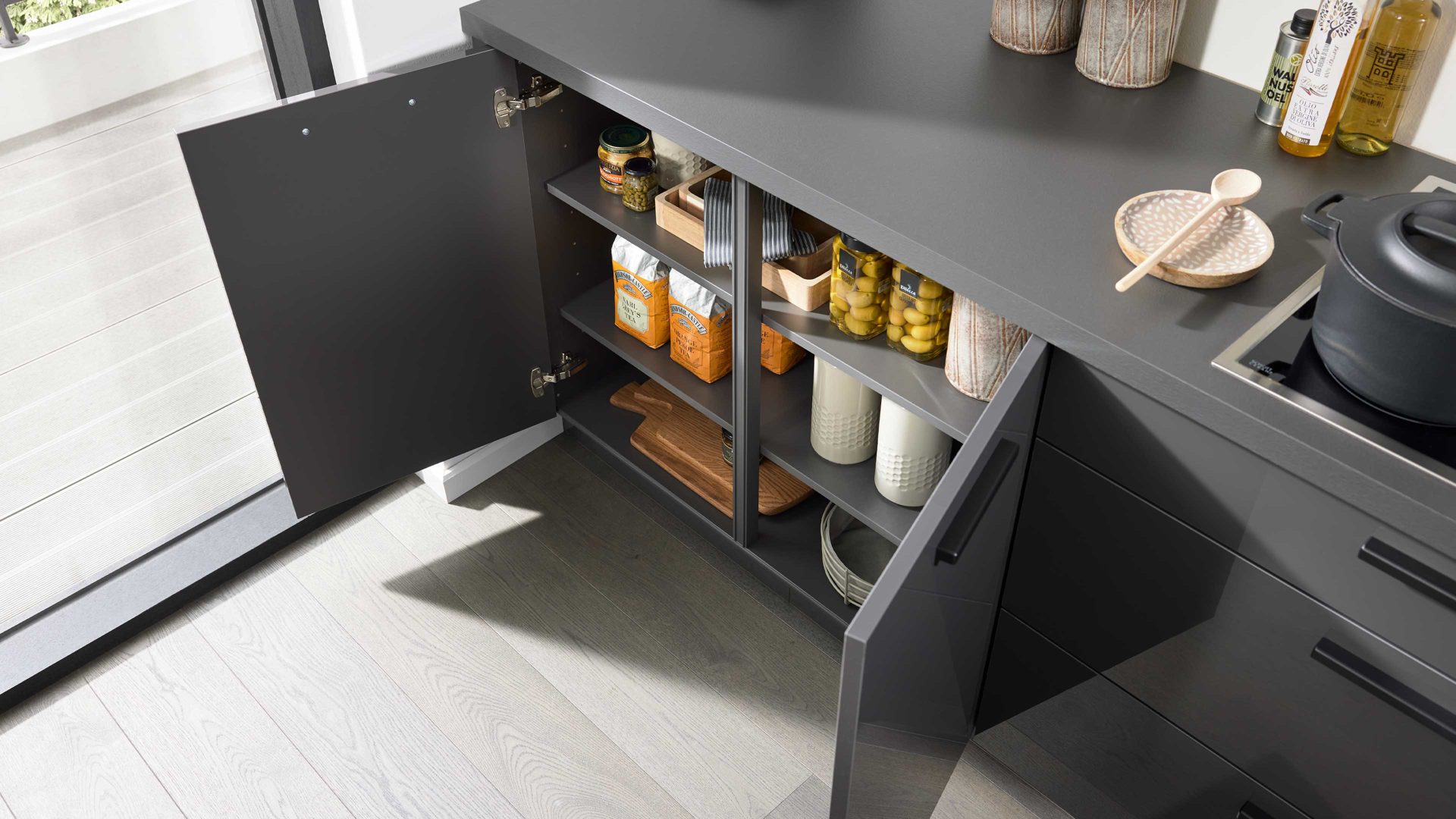 Einbauküche Interliving aus Holz in Dunkelgrau Interliving Küche Serie 3115 mit privileg-Einbaugeräten Graphit Hochglanz – Stellfläche ca. 360 x 365 cm