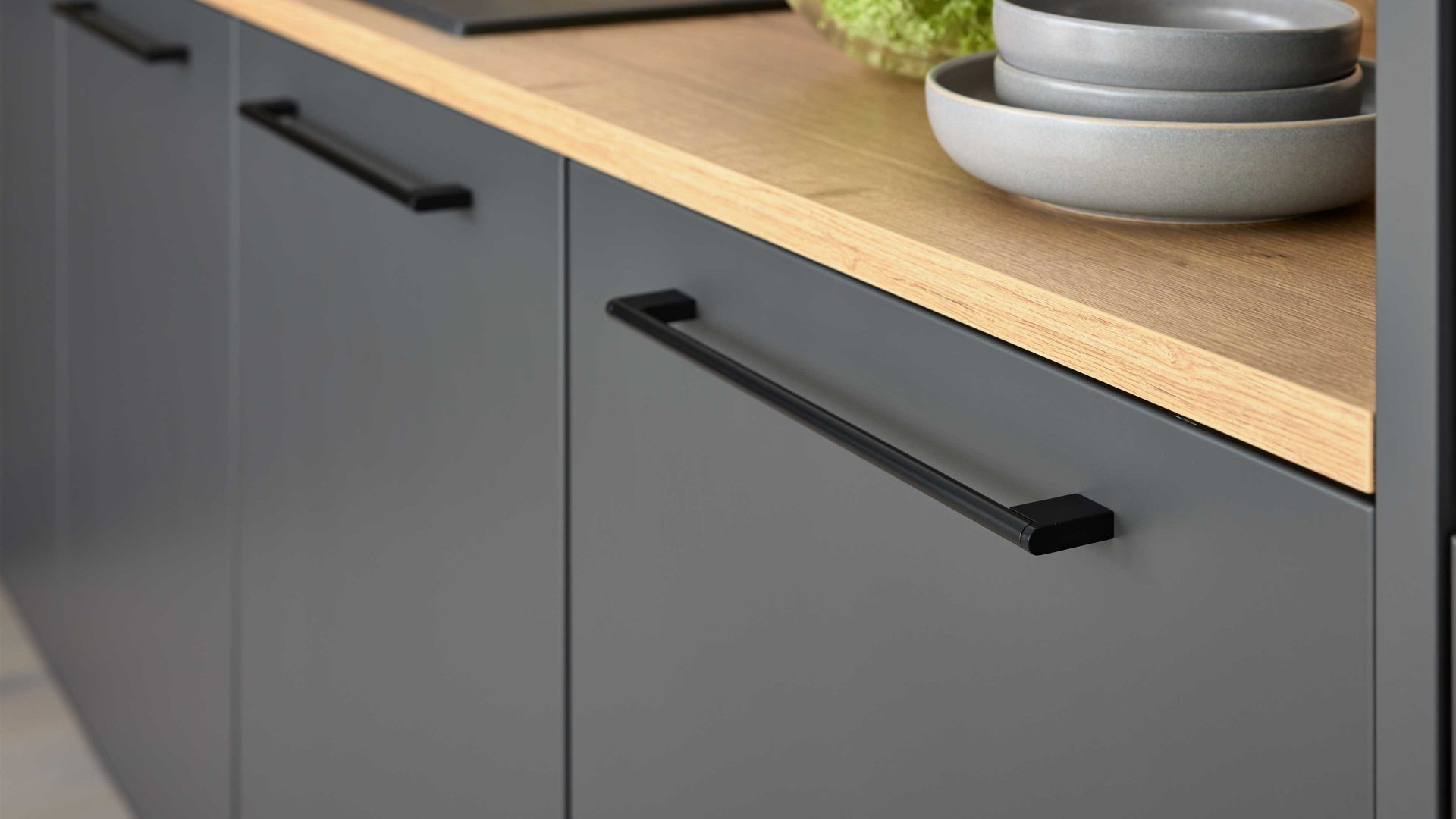 Einbauküche Interliving aus Holz in Dunkelgrau Interliving Küche Serie 3070 mit SIEMENS-Einbaugeräten Graphit & Eiche Ventura - zweizeilig