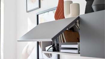 Einbauküche Interliving aus Holz in Dunkelgrau Interliving Küche Serie 3070 mit SIEMENS-Einbaugeräten Graphit & Eiche Ventura - zweizeilig