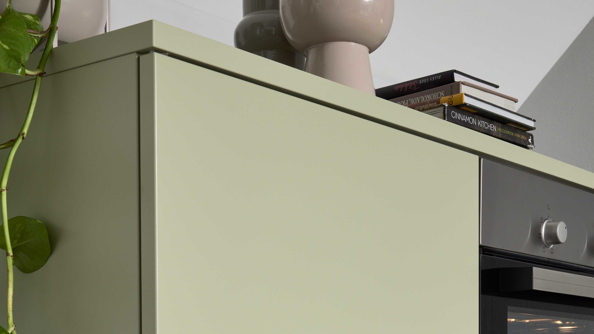 Einbauküche Interliving aus Holz in Weiß Interliving Küche Serie 3109 mit Constructa-Einbaugeräten Arcticweiß, Avocado & Vulkaneiche - zweizeilig