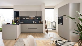 Einbauküche Interliving aus Holz in Beige Interliving Küche Serie 3106 mit Miele-Einbaugeräten Lava & Nussbaum Kuba - zweizeilig