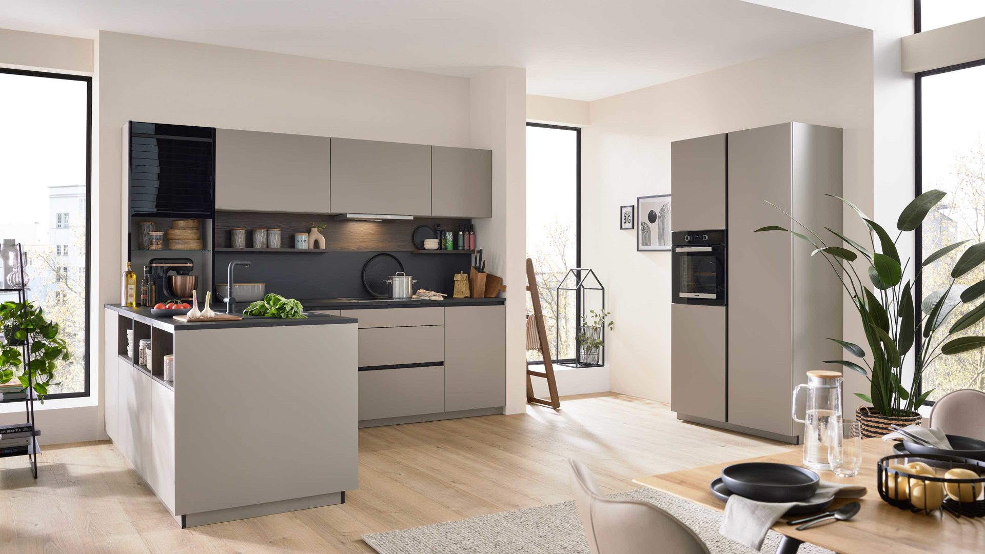 Einbauküche Interliving aus Holz in Beige Interliving Küche Serie 3106 mit Miele-Einbaugeräten Lava & Nussbaum Kuba - zweizeilig