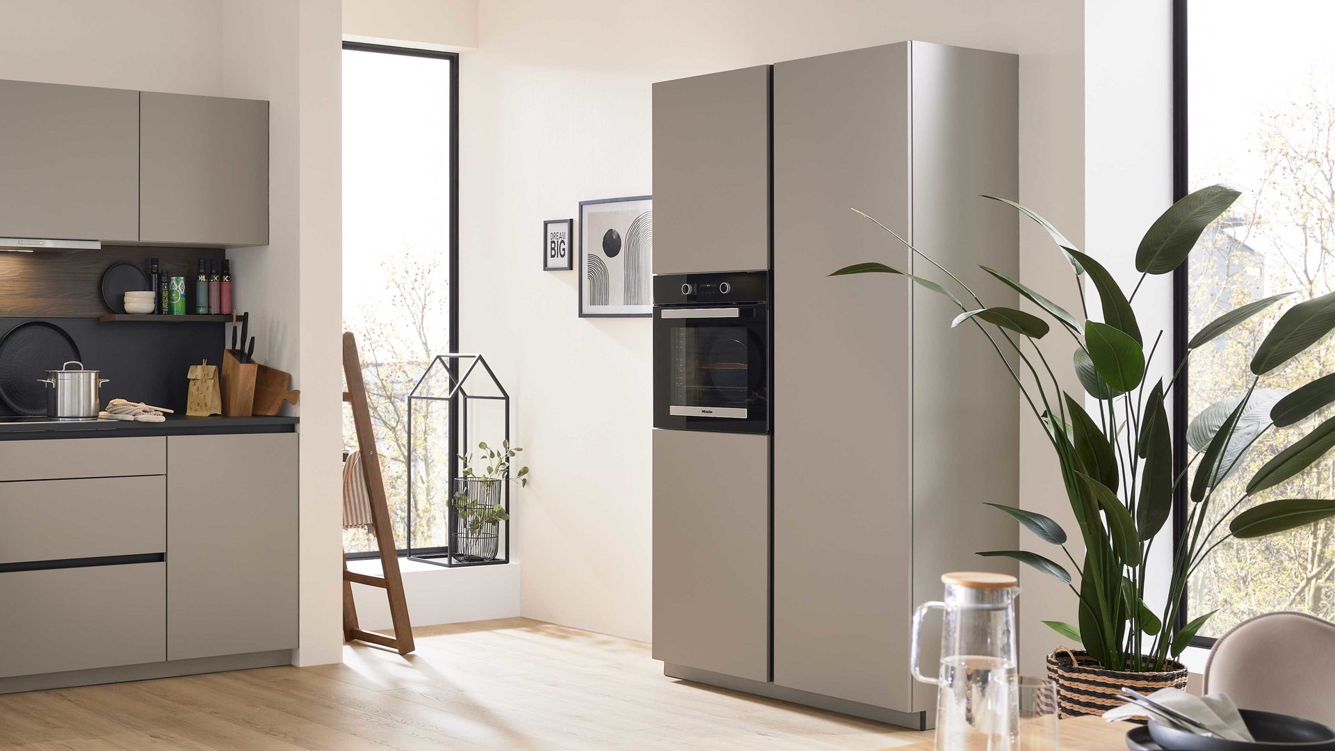 Einbauküche Interliving aus Holz in Beige Interliving Küche Serie 3106 mit Miele-Einbaugeräten Lava & Nussbaum Kuba - zweizeilig