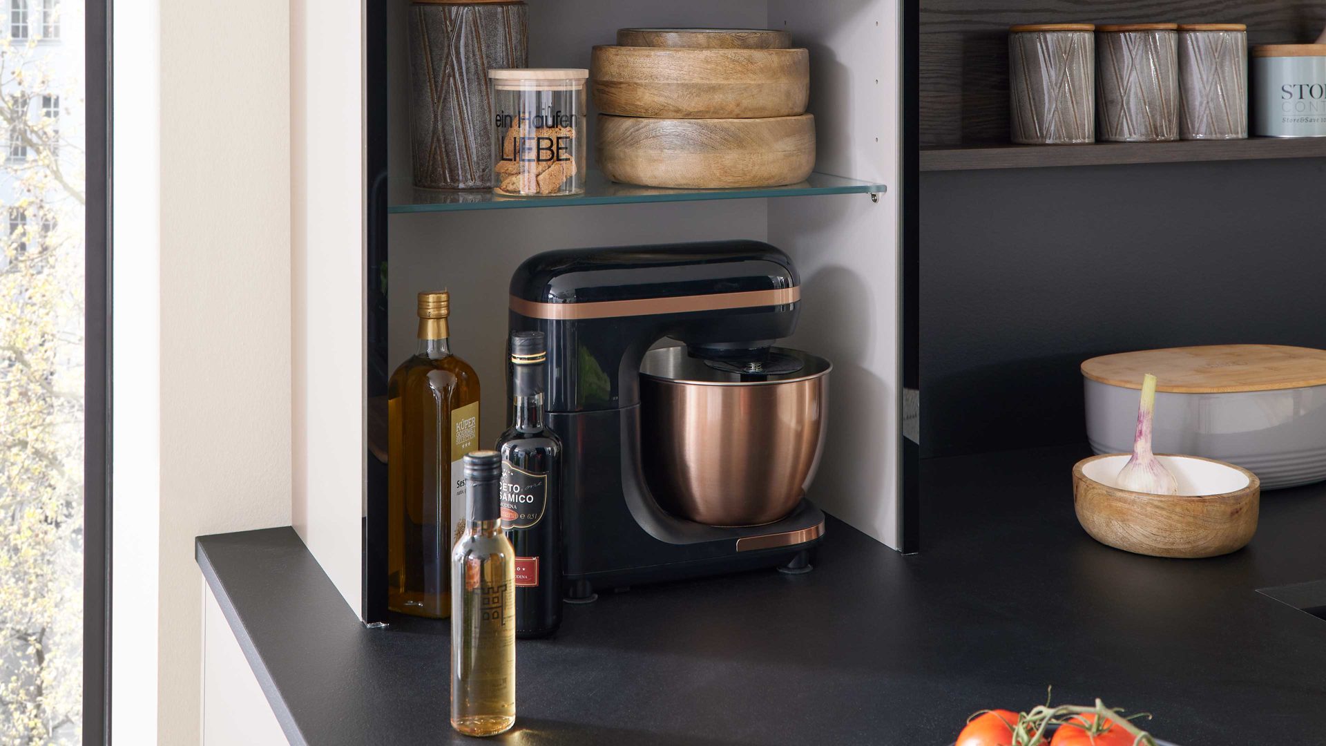 Einbauküche Interliving aus Holz in Beige Interliving Küche Serie 3106 mit Miele-Einbaugeräten Lava & Nussbaum Kuba - zweizeilig