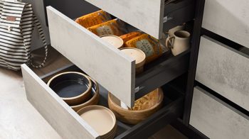 Einbauküche Interliving aus Holz in Schwarz Interliving Küche Serie 3073 - Vorratsraumlösung Mattschwarz & Beton – Stellfläche ca. 289 x 219 cm