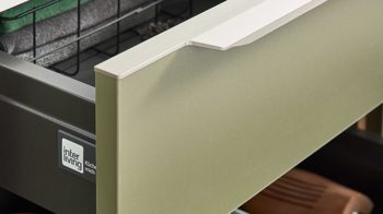 Einbauküche Interliving aus Holz in Grün Interliving Küche Serie 3074 - Hauswirtschaftsraumlösung Olive & Vulkaneiche – Stellfläche ca. 190 x 275 cm