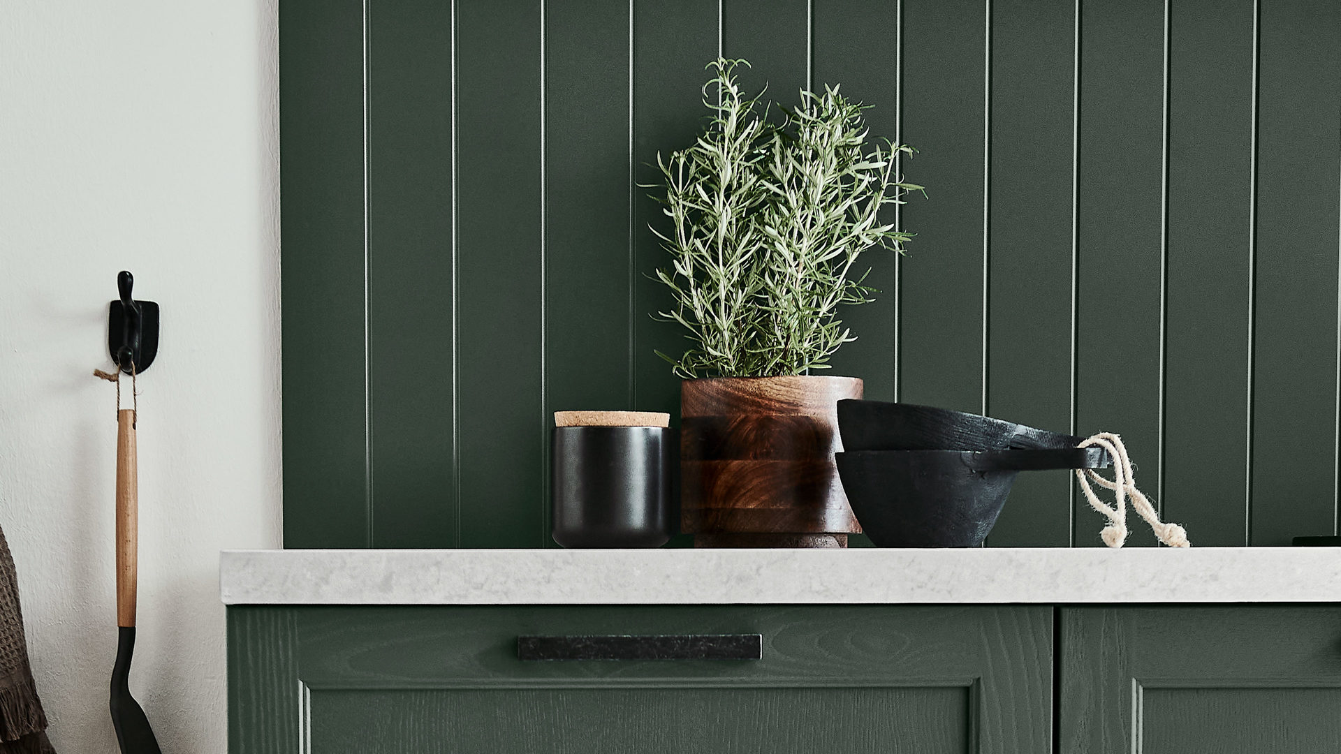 Einbauküche Nolte® küchen aus Holz in Dunkelgrün nolte® Einbauküche Lugano mit SIEMENS Einbaugeräten Black Green – dreizeilig