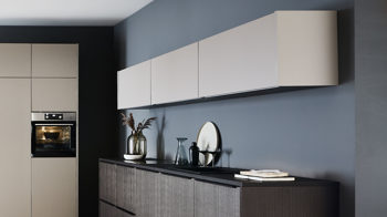 Einbauküche Nolte® küchen aus Holz in Dunkelbraun nolte® Einbauküche Artline mit AEG-Einbaugeräten Stripe Wood Coffee & Lava - zweizeilig