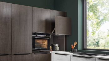 Einbauküche Nolte® küchen aus Holz in Weiß nolte® Einbauküche Stone mit SIEMENS-Einbaugeräten weißer Beton & Stripe Wood Coffee – Stellfläche ca. 385 x 279 cm