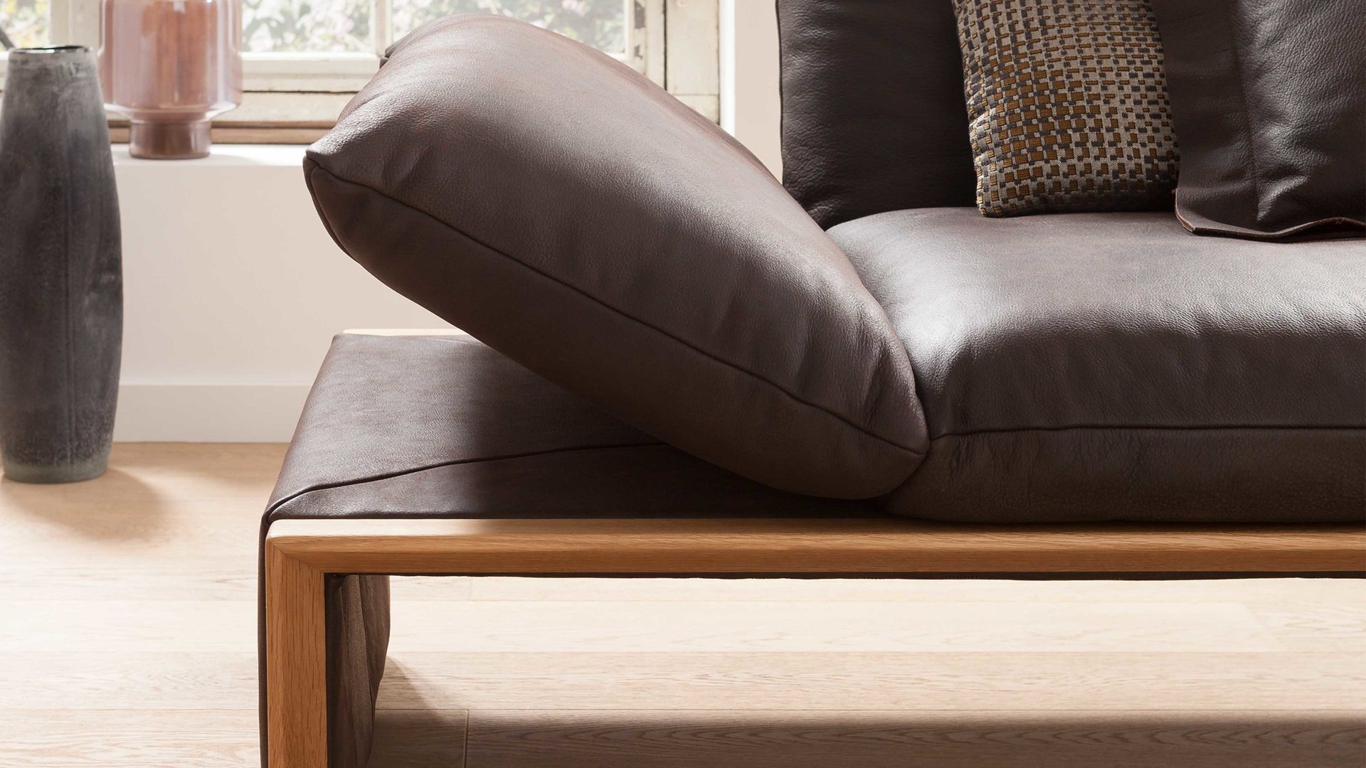 2,5-Sitzer Koinor aus Leder in Dunkelbraun KOINOR 2,5-Sitzer Ledersofa Harriet schokofarbenes Leder India & Wildeiche – Länge ca. 236 cm