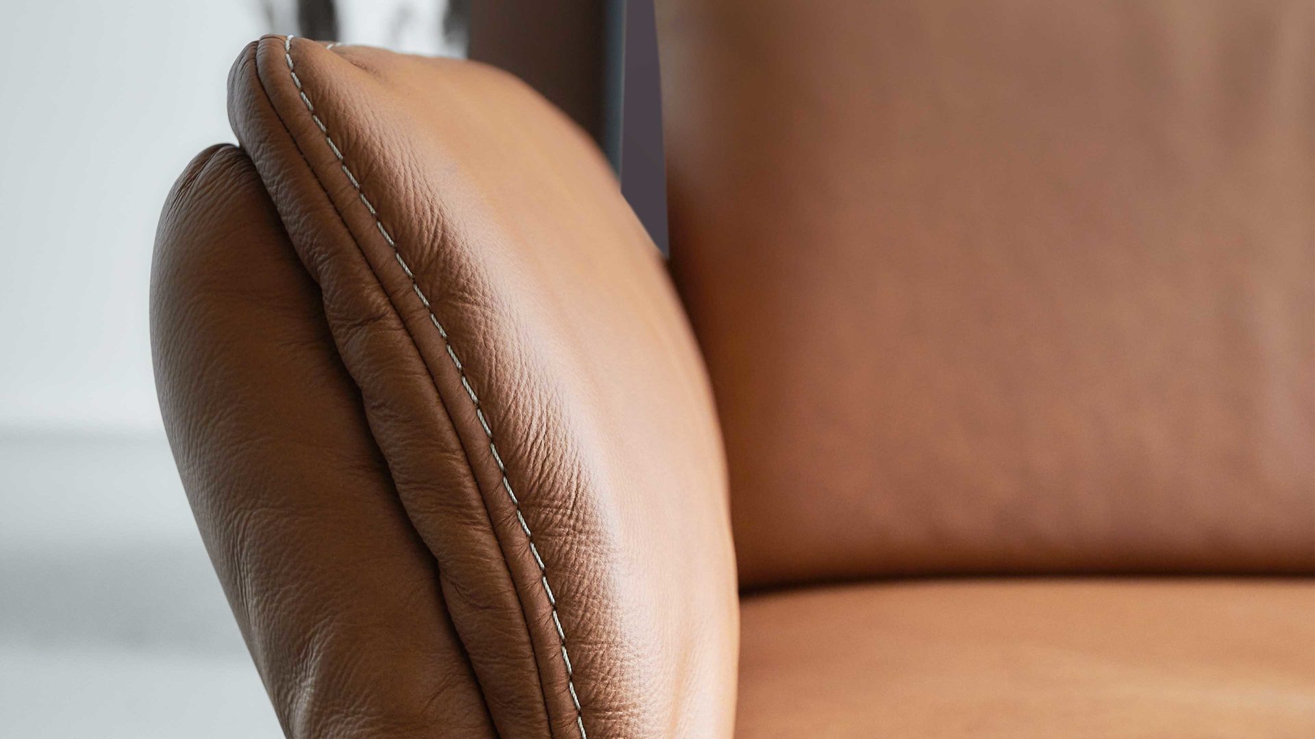 Ecksofa Himolla aus Leder in Orange himolla Polsterprogramm 1385-Promotion - Ecksofa mit motorischer Funktion brandyfarbenes LongLife-Leder LG24 & anthrazitfarbene Metallfüße - Stellfläche ca. 304 x 175 cm