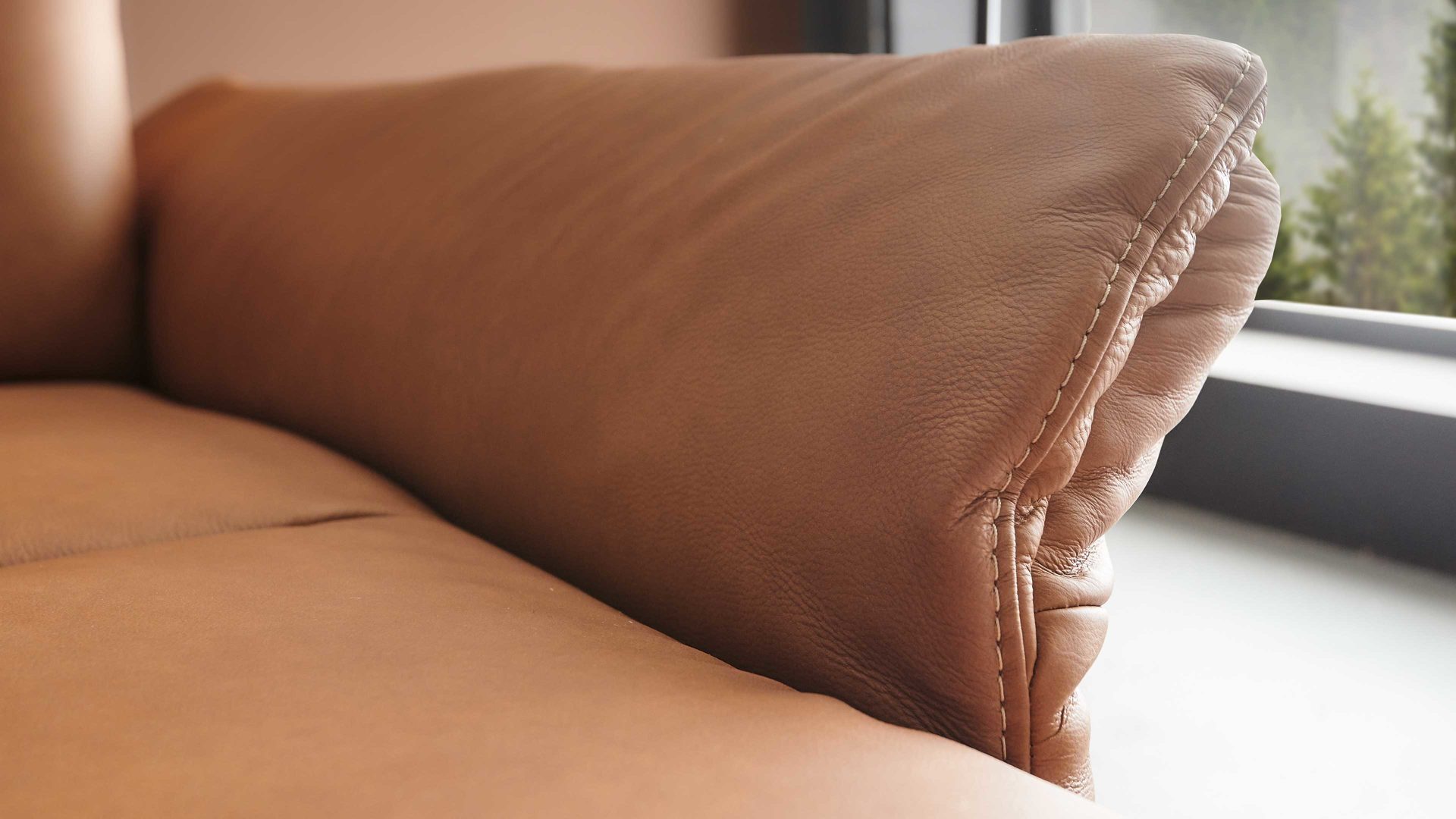 Ecksofa Himolla aus Leder in Orange himolla Polsterprogramm 1385-Promotion - Ecksofa mit motorischer Funktion brandyfarbenes LongLife-Leder LG24 & anthrazitfarbene Metallfüße - Stellfläche ca. 304 x 175 cm