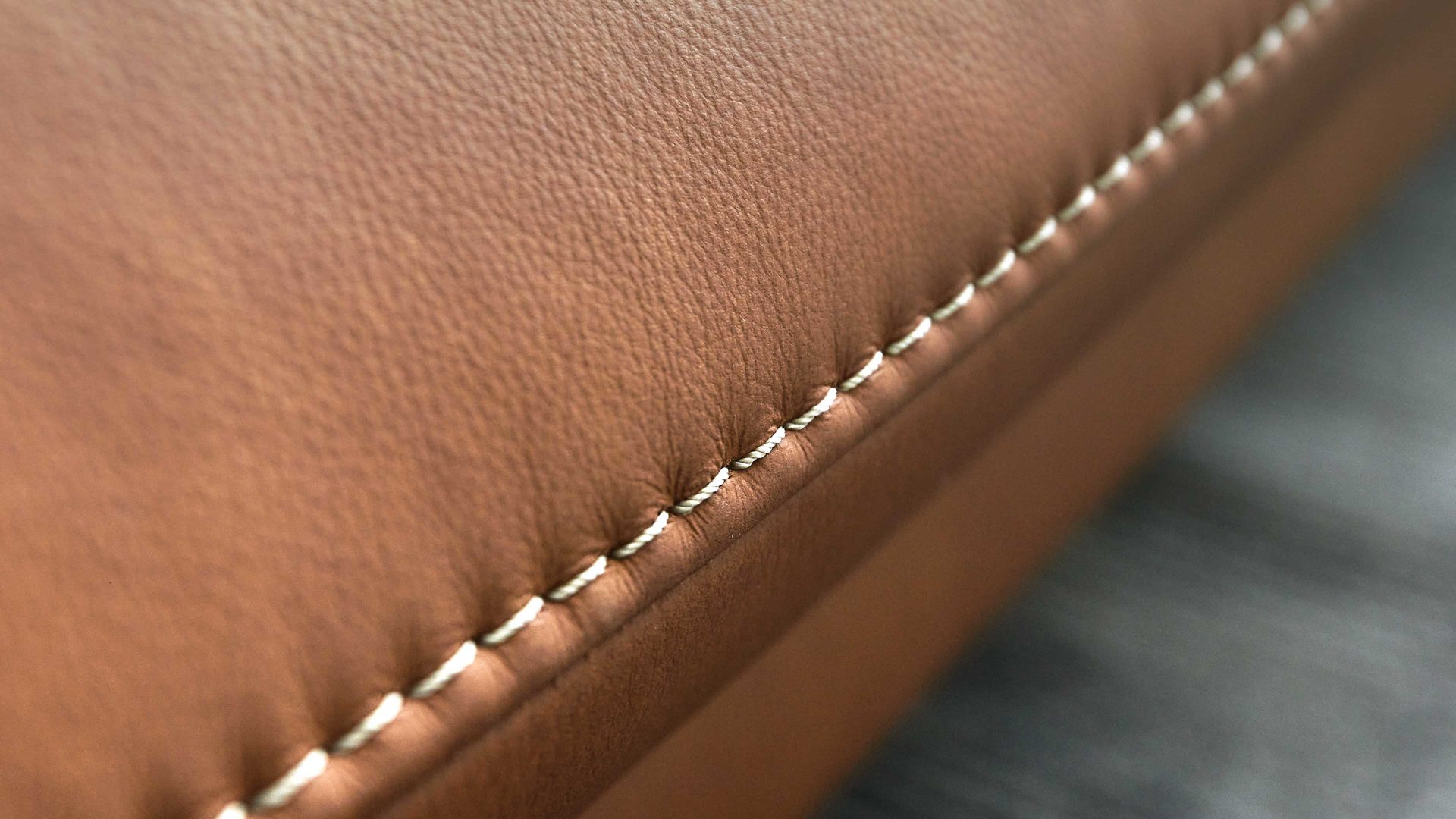 Ecksofa Himolla aus Leder in Orange himolla Polsterprogramm 1385-Promotion - Ecksofa mit motorischer Funktion brandyfarbenes LongLife-Leder LG24 & anthrazitfarbene Metallfüße - Stellfläche ca. 304 x 175 cm