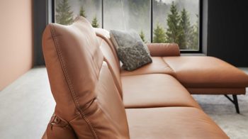 Ecksofa Himolla aus Leder in Orange himolla Polsterprogramm 1385-Promotion - Ecksofa mit motorischer Funktion brandyfarbenes LongLife-Leder LG24 & anthrazitfarbene Metallfüße - Stellfläche ca. 304 x 175 cm